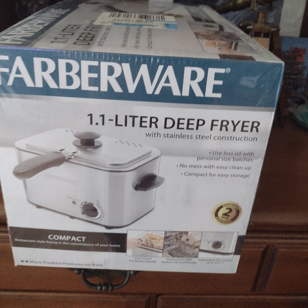 Farberware  1.1 Liter Deep Fryer (new in box)